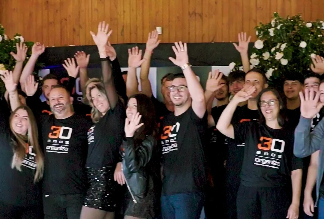 Equipe de especialistas da Organiza Soluções em Software comemorando 30 anos